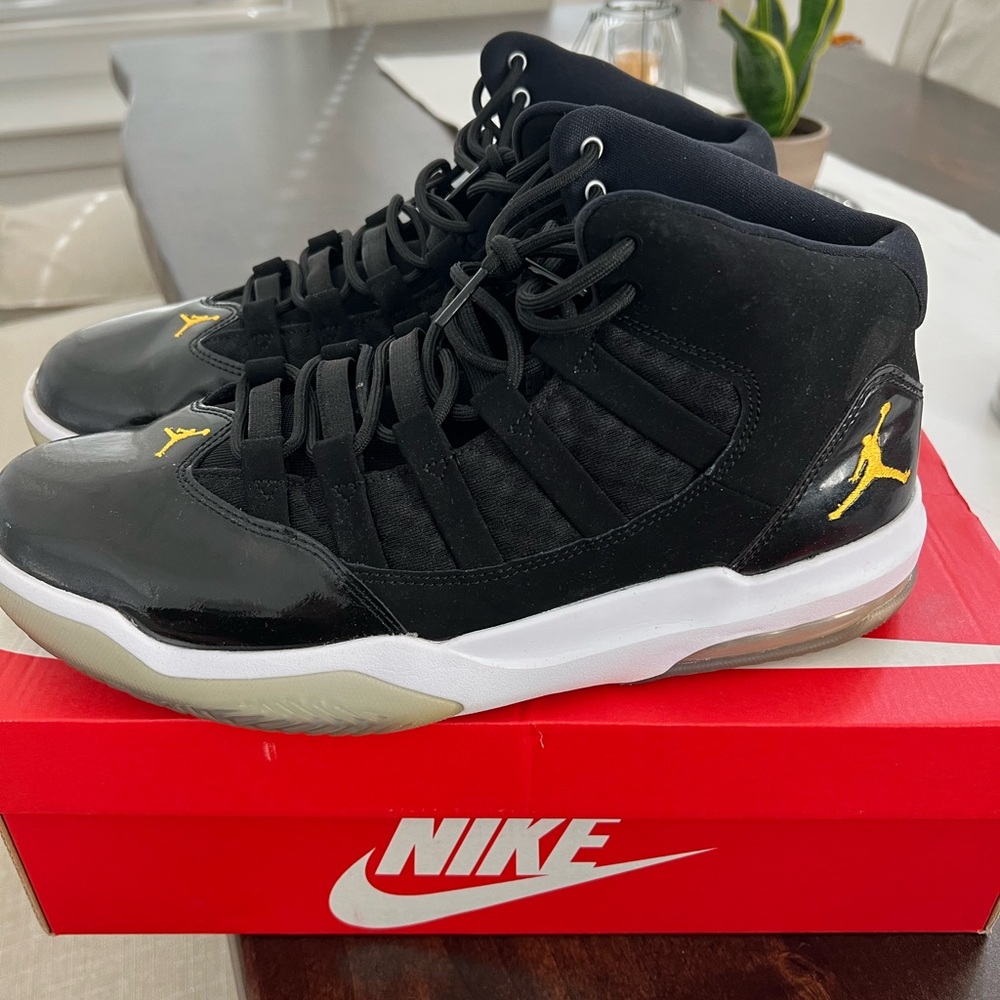 Air Jordan Max Aura Black and Gold - Picture 2 of 5